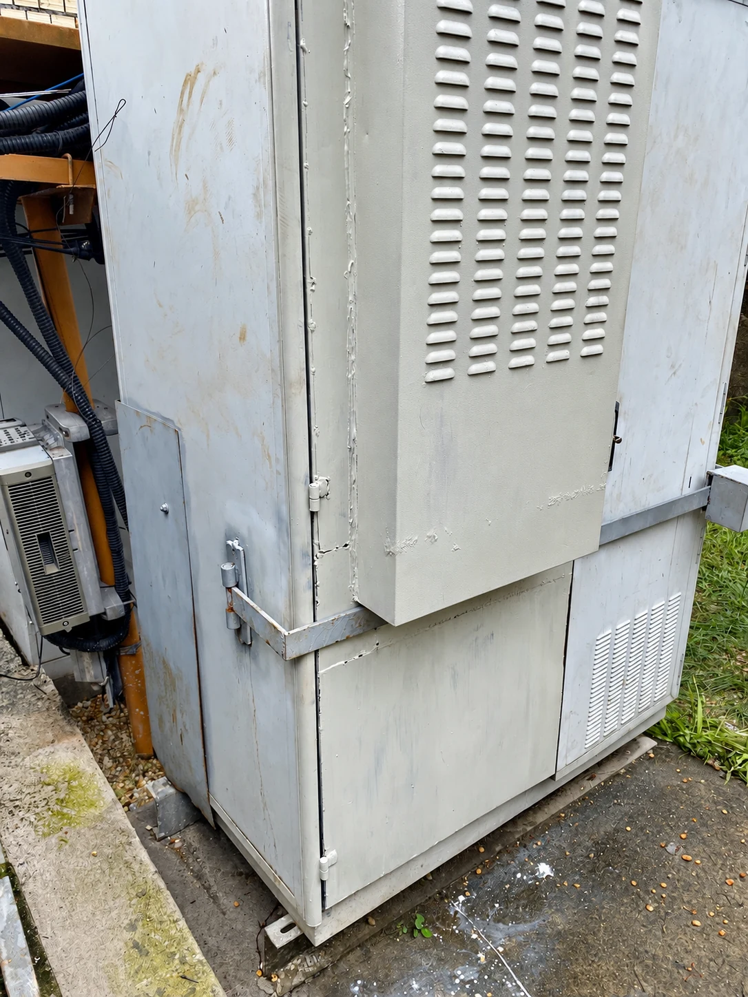 Gabinete com porta reformada e cinta metálica de segurança
